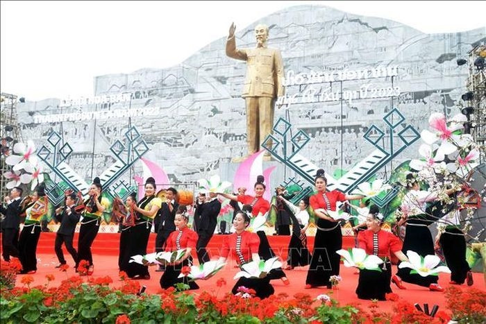 Phần thi vòng xòe sáng tạo tại Lễ hội “Mùa hoa Ban” thành phố Sơn La năm 2023.