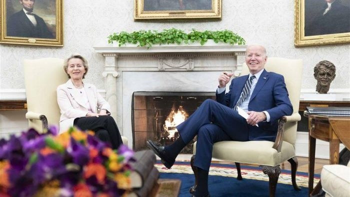 Chủ tịch Ủy ban châu Âu Ursula von der Leyen (trái) và Tổng thống Mỹ Joe Biden (phải) tại Nhà Trắng ngày 10//2023. Ảnh: EPA-EFE.