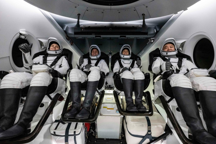 Tàu vũ trụ của tỉ phú Elon Musk đưa phi hành gia Mỹ, Nga về Trái đất an toàn - Ảnh 3.