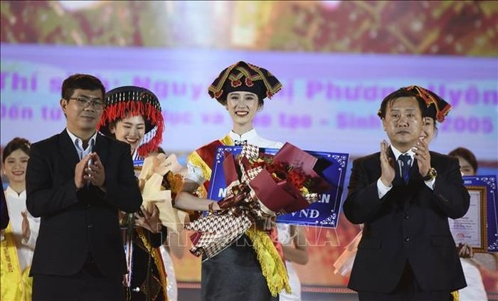 Trao giải Người đẹp Hoa Ban 2023 cho Nguyễn Thị Phương Uyên.
