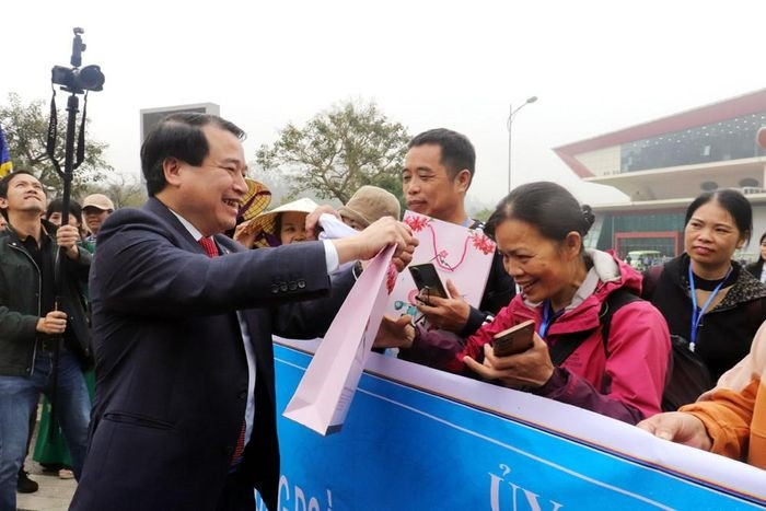 Phó Tổng cục trưởng Tổng cục Du lịch Hà Văn Siêu tặng quà cho khách Trung Quốc (Ảnh: Thúy Hà)