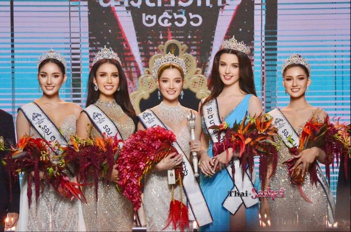  Chung kết Hoa hậu Thái Lan lần thứ 54 diễn ra ở thành phố Nonthaburi, Thái Lan vào tối 19/3. Vượt qua 46 thí sinh, Chonnikarn Supittayaporn - đại diện tỉnh Chiang Mai - đăng quang ngôi vị cao nhất. Được nhận xét gương mặt xinh như thiên thần, Arabella Sitanan Gregory (váy xanh) gây tiếc nuối khi dừng chân ở vị trí Á hậu 2. Ảnh: Thai Sashes. 