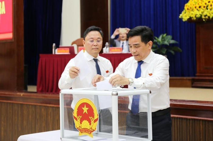 Các vị đại biểu HĐND tỉnh Quảng Nam bỏ phiếu thực hiện quy trình nhân sự theo thẩm quyền