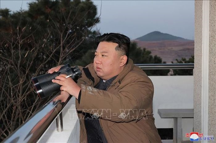 Nhà lãnh đạo Triều Tiên Kim Jong-un thị sát vụ phóng tên lửa đạn đạo liên lục địa Hwasong-17 tại sân bay quốc tế Bình Nhưỡng. Ảnh: Yonhap/TTXVN