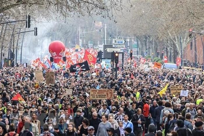 Người biểu tình tuần hành tại Toulouse, Pháp ngày 23/3/2023. (Ảnh: AFP/TTXVN)