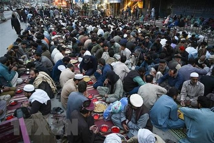 Các tín đồ Hồi giáo dùng bữa sáng trong ngày đầu tiên của tháng lễ Ramadan ở Rawalpindi, Pakistan, ngày 23/3. (Ảnh: AFP/TTXVN)