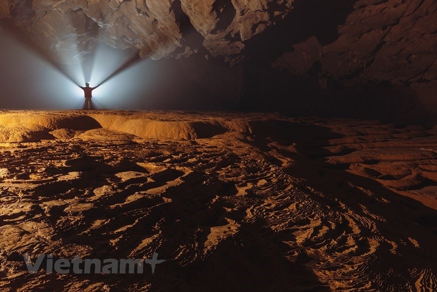 Exploring waterfall in million-year-old cave hinh anh 1