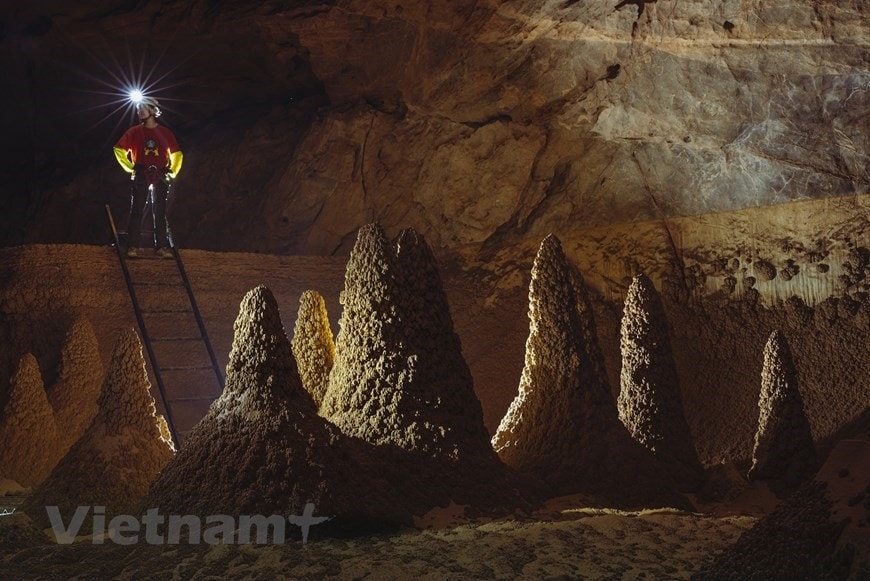 Exploring waterfall in million-year-old cave hinh anh 3