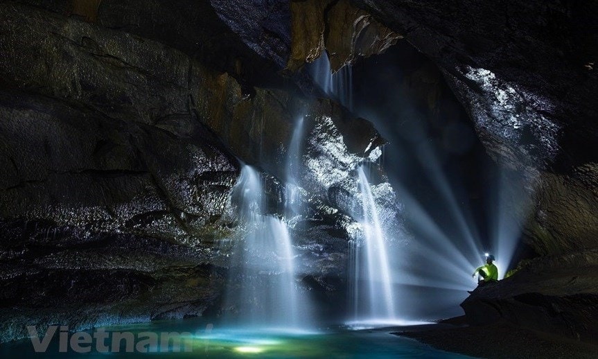 Exploring waterfall in million-year-old cave hinh anh 4