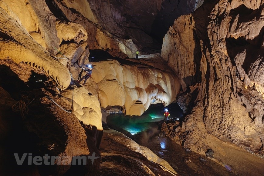 Exploring waterfall in million-year-old cave hinh anh 5