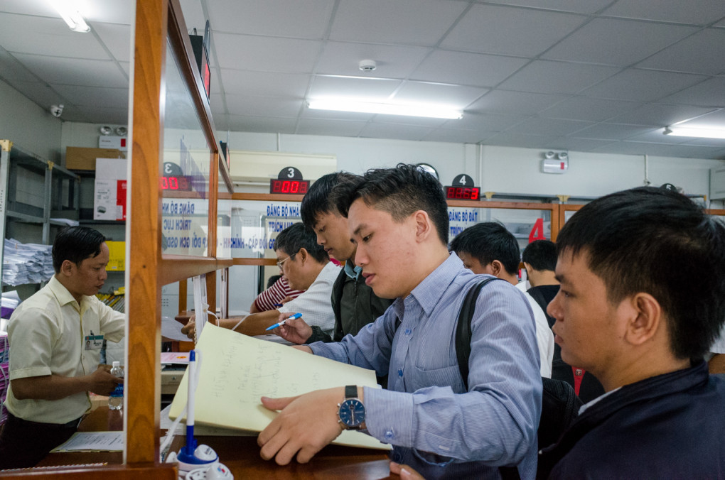 Người dân làm thủ tục nhà đất tại Văn phòng tiếp nhận hồ sơ quận 9, TP HCM, tháng 4/2018. Ảnh: Thành Nguyễn