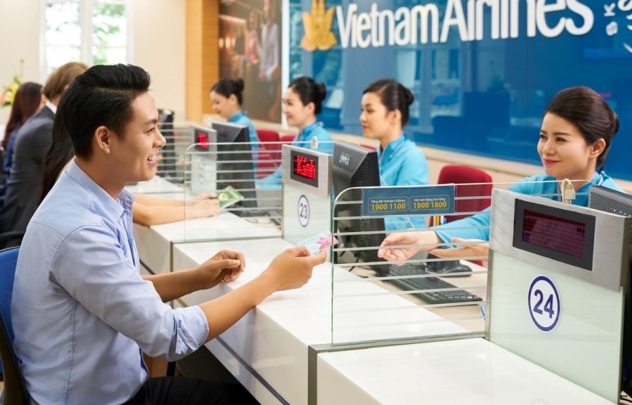 Hành khách mua vé máy bay tại đại lý chính thức của Vietnam Airlines. (Ảnh: CTV/Vietnam+)