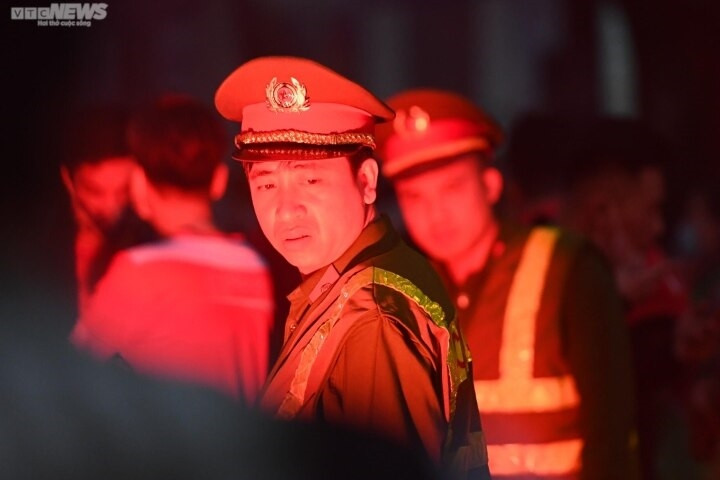 CĐV Hải Phòng đốt pháo sáng, Chủ tịch Văn Trần Hoàn thất hứa - 6