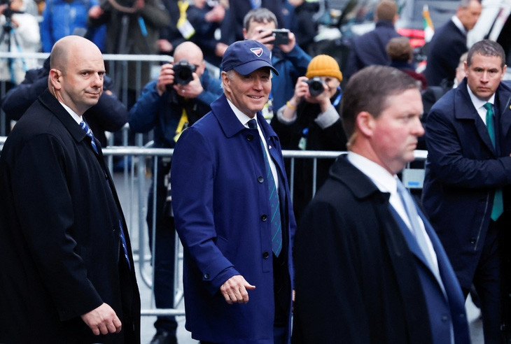 Tổng thống Mỹ Joe Biden (giữa) đi giữa các nhân viên an ninh khi thăm Bắc Ireland ngày 12-4 - Ảnh: REUTERS