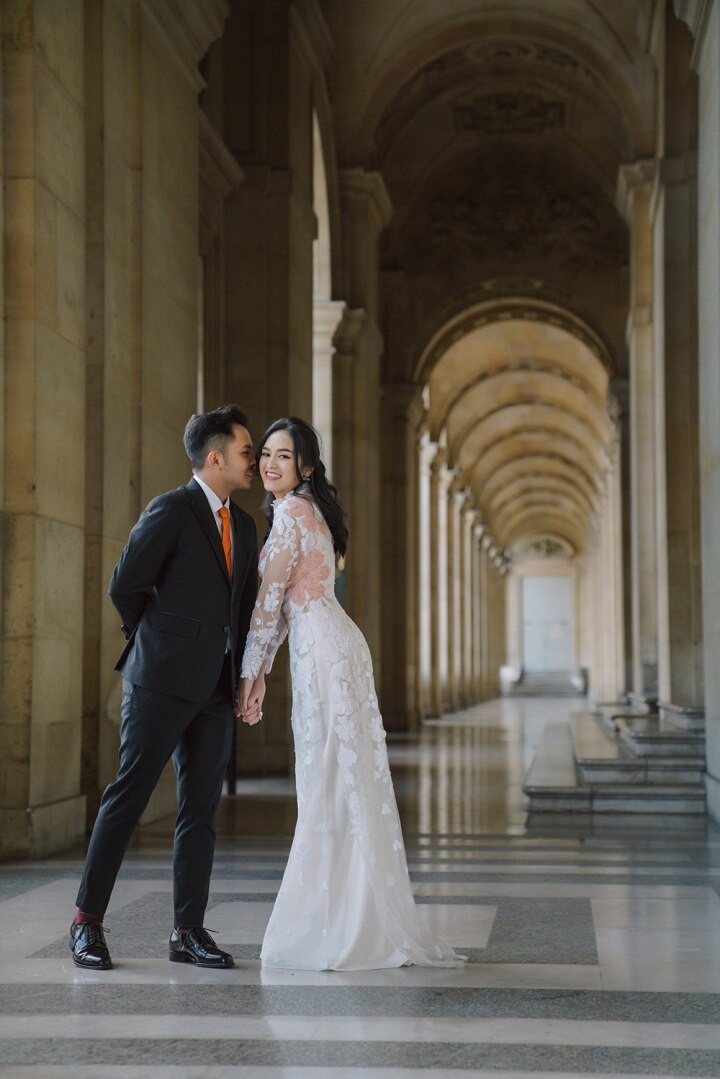 Váy cưới của NTK Hoàng Hải nổi bật trên đường phố Paris  - 2
