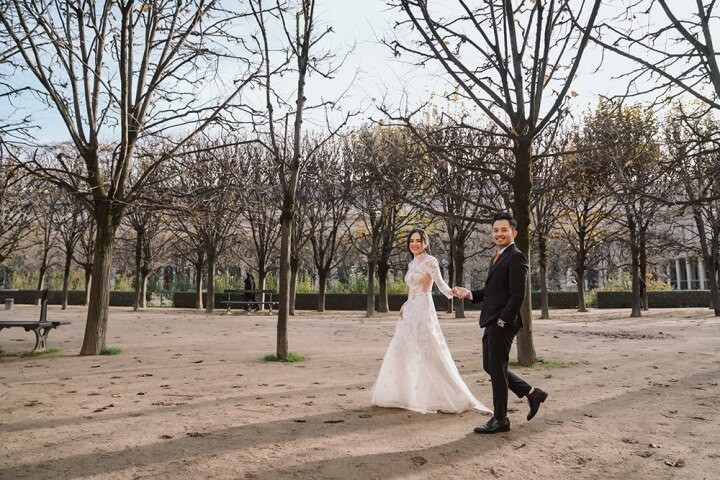 Váy cưới của NTK Hoàng Hải nổi bật trên đường phố Paris  - 3