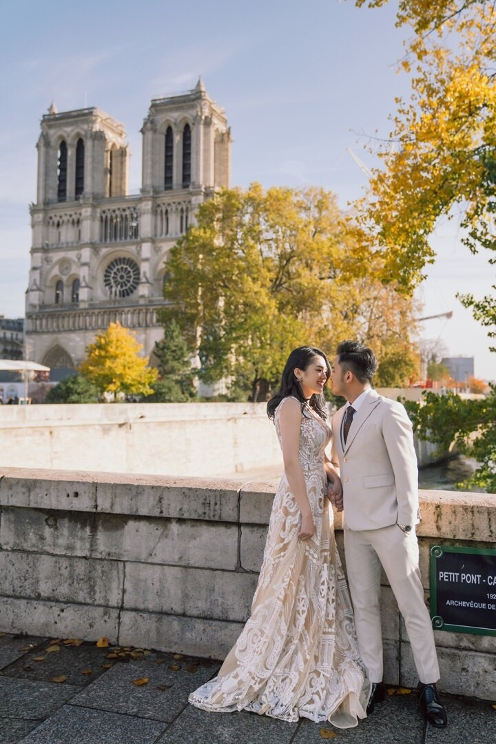 Váy cưới của NTK Hoàng Hải nổi bật trên đường phố Paris  - 4