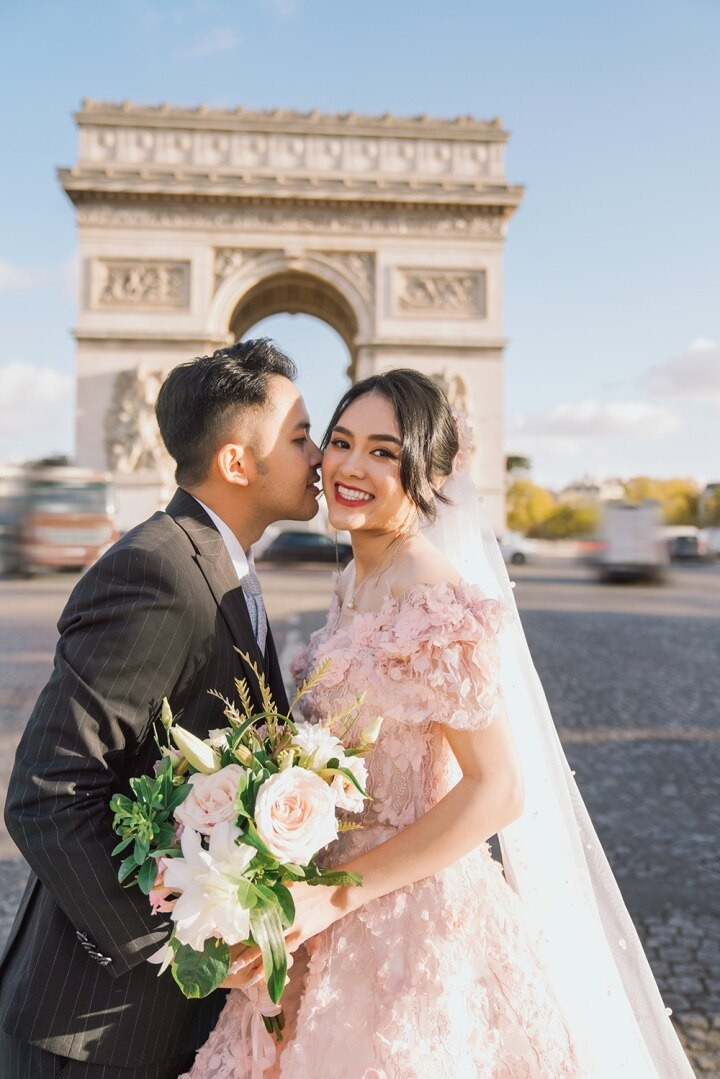 Váy cưới của NTK Hoàng Hải nổi bật trên đường phố Paris  - 6