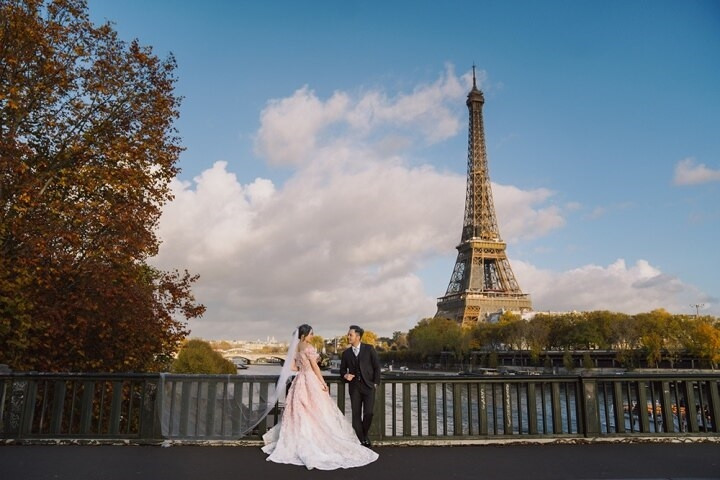 Váy cưới của NTK Hoàng Hải nổi bật trên đường phố Paris  - 7