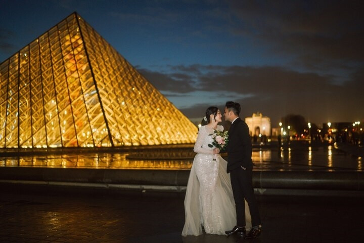 Váy cưới của NTK Hoàng Hải nổi bật trên đường phố Paris  - 8