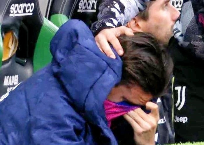 Fagioli khóc sau sai lầm dẫn đến bàn thua. 