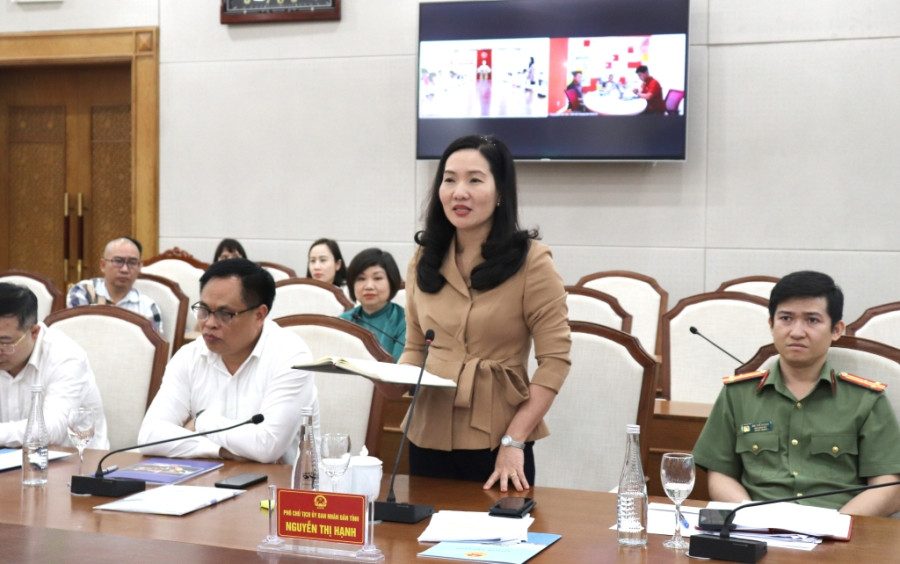 Đồng chí Nguyễn Thị Hạnh, Phó Chủ tịch UBND tỉnh Quảng Ninh phát biểu ý kiến. 