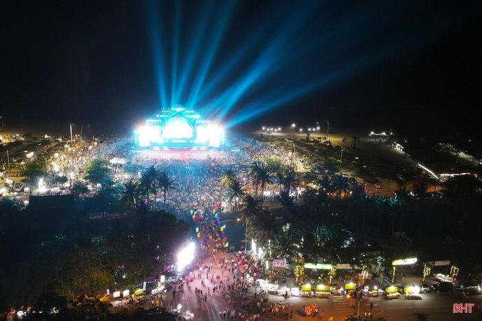 Rất đông người dân và du khách về Xuân Thành tham gia lễ khai trương du lịch biển Hà Tĩnh