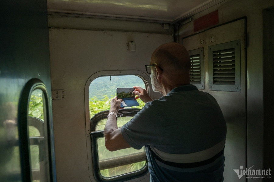 foreign tourists explore vietnamese landscapes by train picture 4