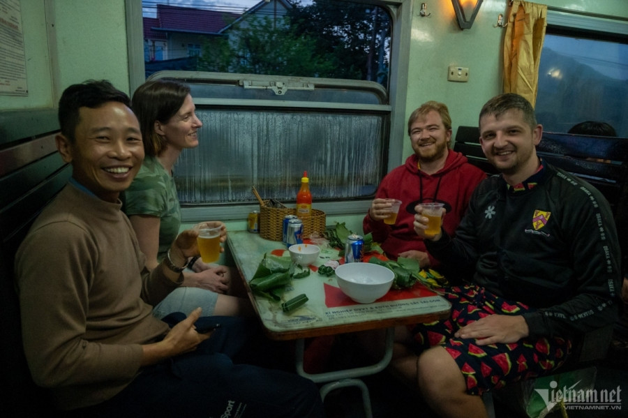 foreign tourists explore vietnamese landscapes by train picture 9