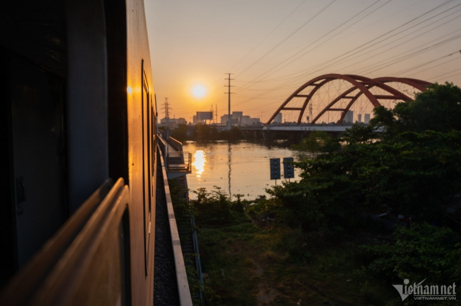 foreign tourists explore vietnamese landscapes by train picture 11