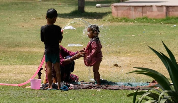 Một gia đình tự làm mát khi miền bắc Ấn Độ tiếp tục quay cuồng dưới đợt nắng nóng dữ dội, ngày 19/4/2023. (Ảnh: AP)