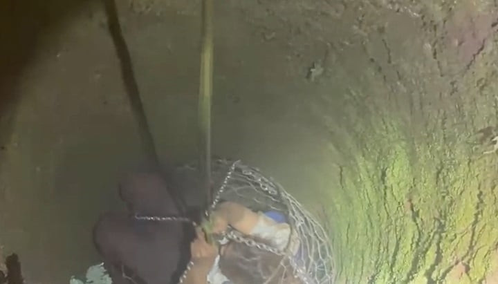 Nghẹt thở giải cứu cô gái rơi xuống giếng sâu 18m ở Đắk Lắk - 1