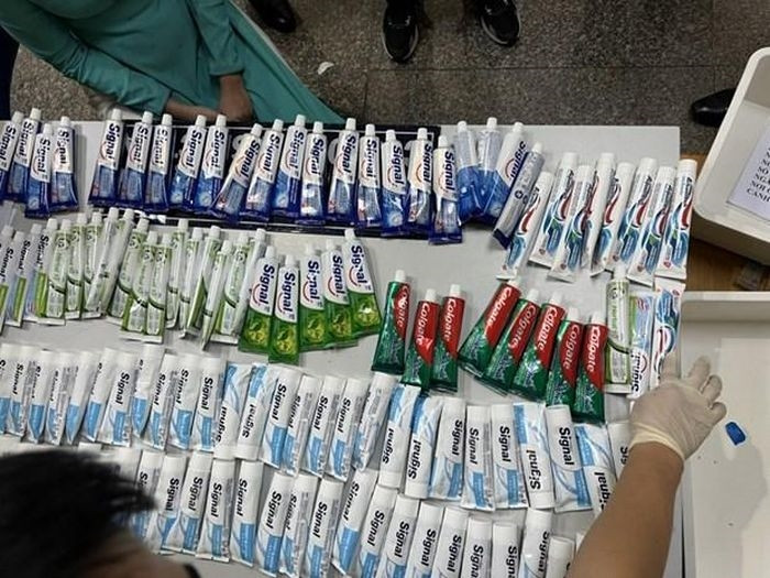 Ma túy được giấu các tuýp kem đánh răng vận chuyển qua đường sân bay Tân Sơn Nhất (Ảnh: Hải quan TP.HCM)