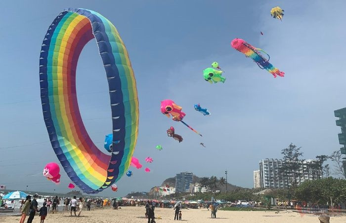 Bờ biển bãi Sau Vũng Tàu với những cách diều sặc sỡ màu sắc, tung bay trên bầu trời