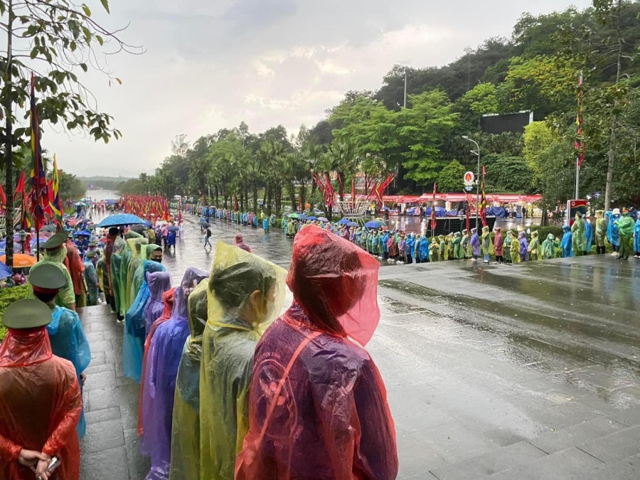 Hàng nghìn người dân đội mưa về Giỗ Tổ