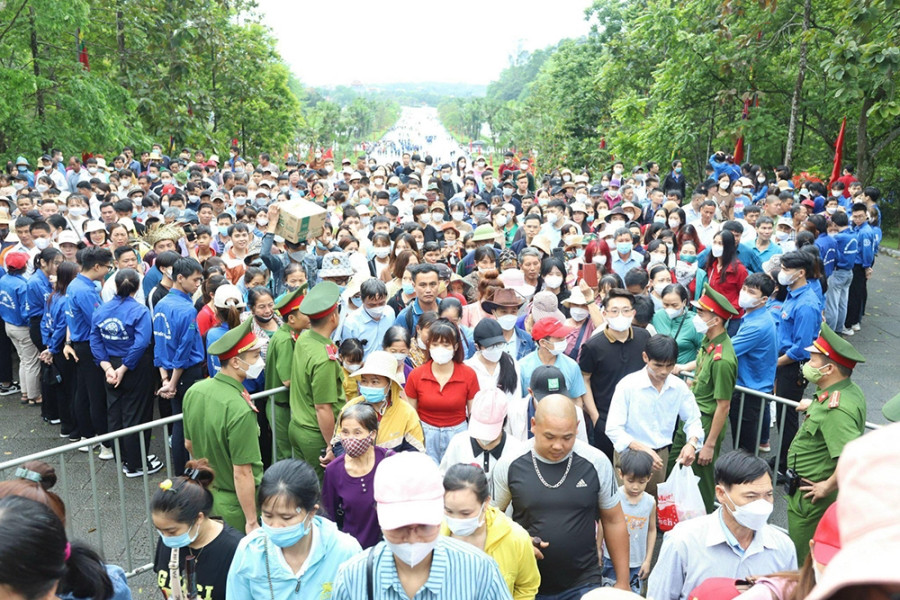 Hàng nghìn người dân đội mưa về Giỗ Tổ
