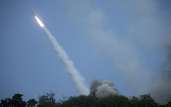Một tên lửa được phóng tự hệ thống HIMARS trong cuộc diễn tập giữa Mỹ và Phillipines. Ảnh: Stripes.com