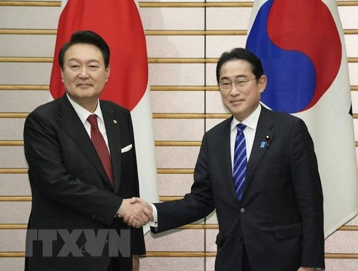Thủ tướng Nhật Bản Fumio Kishida (phải) trong cuộc gặp Tổng thống Hàn Quốc Yoon Suk Yeol tại Tokyo, ngày 16/3/2023. (Ảnh: KYODO/TTXVN)