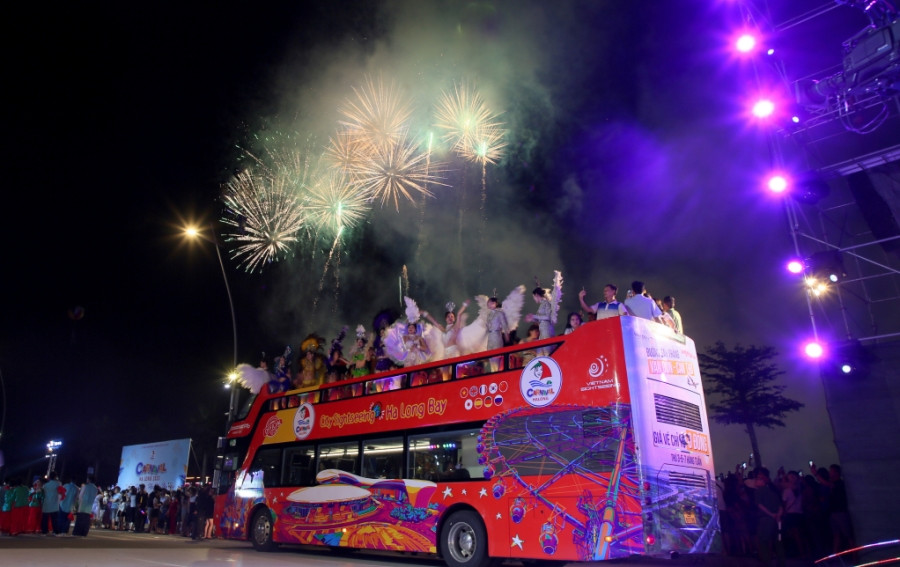 Chương trình Carnaval Hạ Long 2023 là sự kiện điểm nhấn thu hút đông người dân và du khách. 