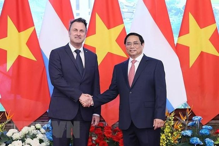 Thủ tướng Phạm Minh Chính và Thủ tướng Đại Công quốc Luxembourg Xavier Bettel chụp ảnh chung. (Ảnh: Dương Giang/TTXVN)