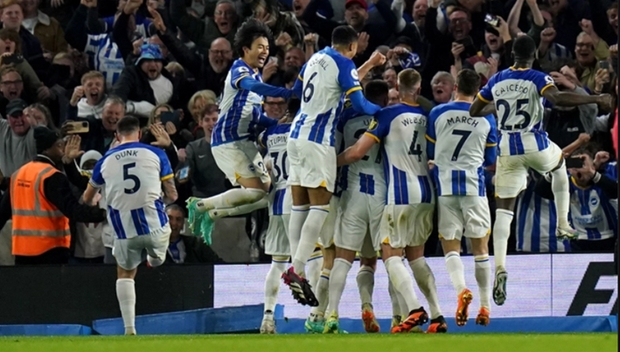 Manchester United thua Brighton, cuoc dua top 4 ngay cang gay can hinh anh 1
