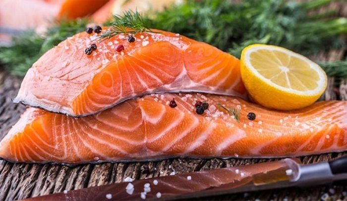 Không nên ăn nhiều cá hồi: Nếu ăn quá nhiều cá hồi có thể bị ngộ độc do cá hồi có chứa hàm lượng chất độc tương đối cao như là asen, thủy ngân, dioxin,.. Ảnh minh họa