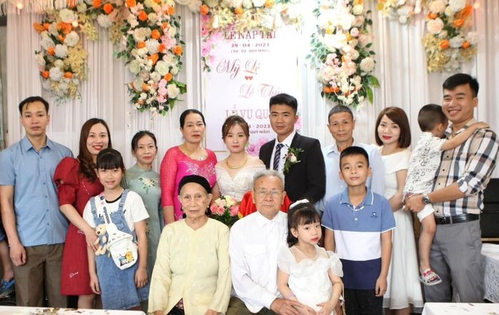 Gia đình bà Mùa tổ chức lễ cưới cho con dâu.