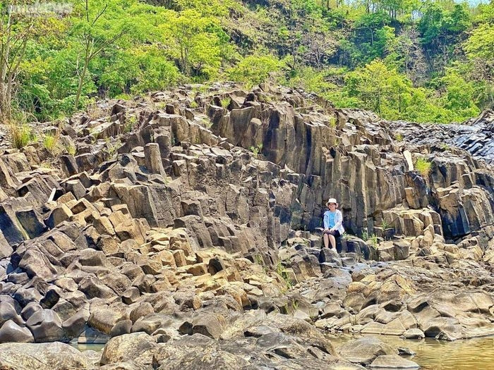 Trước đây, bãi đá nằm dưới dòng chảy của sông H’Chan và không được biết đến. Chỉ khi thủy điện H'Chan ngăn dòng thì bãi đá cổ triệu năm được phát lộ vào giữa năm 2021. 