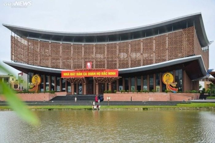 Nhà hát Dân ca quan họ Bắc Ninh được xây dựng trên khu đất rộng hơn 19.000 m2 tại thôn Viêm Xá (xã Hòa Long, TP Bắc Ninh), nơi khởi tổ của dân ca quan họ Bắc Ninh. Công trình có tổng mức đầu tư hơn 240 tỷ đồng, khánh thành năm 2019.