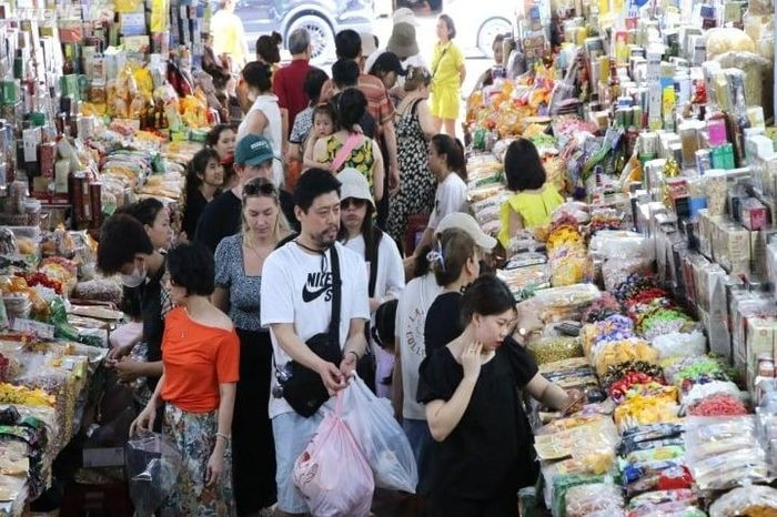 Ghi nhận của PV VTC News, tại chợ Hàn - chợ du lịch nổi tiếng của Đà Nẵng những ngày qua thu hút rất đông du khách nước ngoài tham quan, mua sắm. Các đoàn khách chủ yếu đến từ Hàn Quốc, một số nước Đông Nam Á, Ấn Độ và dòng khách đến từ Châu Âu.