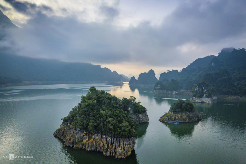 Cảnh hồ Na Hang nguyên sơ, nước trong xanh như ngọc, ven hồ là những cánh rừng nguyên sinh trải dài. Ảnh: Huỳnh Phương