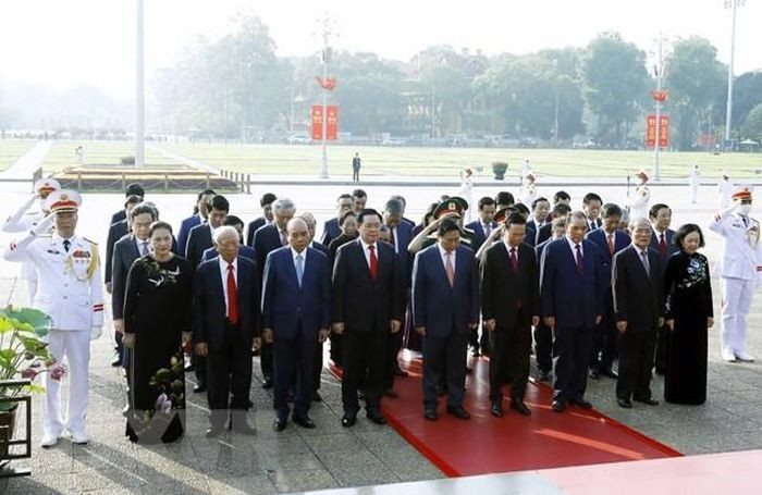 Các lãnh đạo Đảng và Nhà nước thành kính tưởng nhớ Chủ tịch Hồ Chí Minh. (Ảnh: An Đăng/TTXVN)