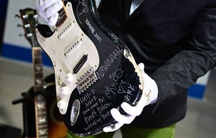 Cây guitar bị đập nát của huyền thoại Kurt Cobain được trưng bày tại công ty đấu giá Juliens Auctions ở New York (Mỹ) ngày 2/5/2023. (Ảnh: AFP/TTXVN)
