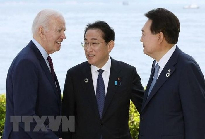  Tổng thống Mỹ Joe Biden, Thủ tướng Nhật Bản Fumio Kishida và Tổng thống Hàn Quốc Yoon Suk-yeol tại cuộc gặp bên lề Hội nghị thượng đỉnh G7 ở Hiroshima (Nhật Bản) ngày 21/5/2023. (Ảnh: Kyodo/TTXVN)